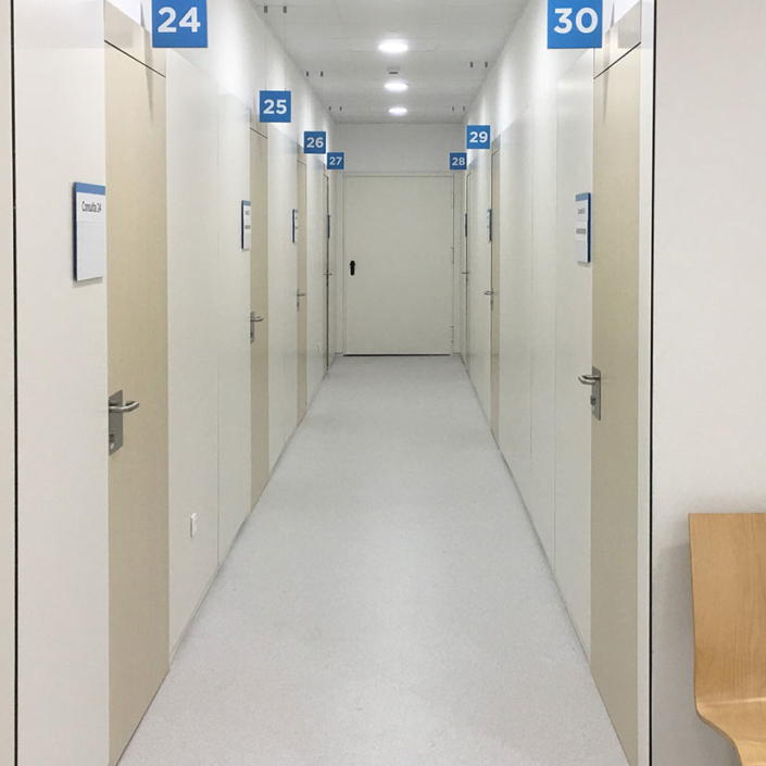 Mobiliario y revestimientos para consultorio médico